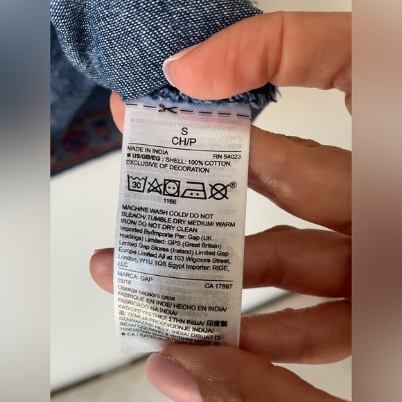 Gap size small jean asztec top ptp 18” - Picture 7 of 11